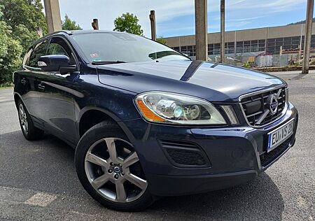 Volvo XC 60 XC60 D5 AWD 4x4 Summum VOLL + 8-Fach-Bereift