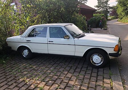 Mercedes-Benz 200 Oldtimer W123