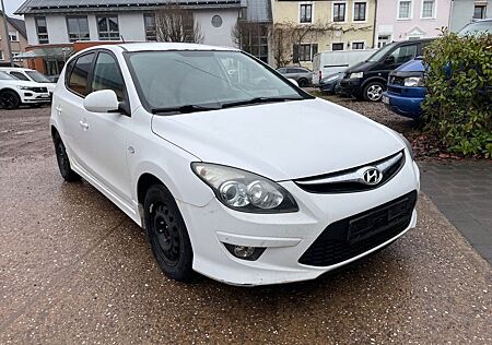 Hyundai i30 blue 1.4 Classic TÜV 03/2026