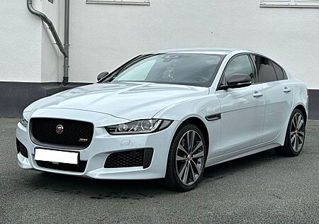 Jaguar XE P300*AWD*R-Dynamic*VIRTUAL*ACC*BLACK*MERIDIAN