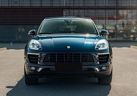 Porsche Macan - -