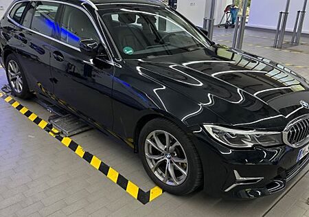 BMW 320d xDrive Touring Luxury Line Auto Luxury Line