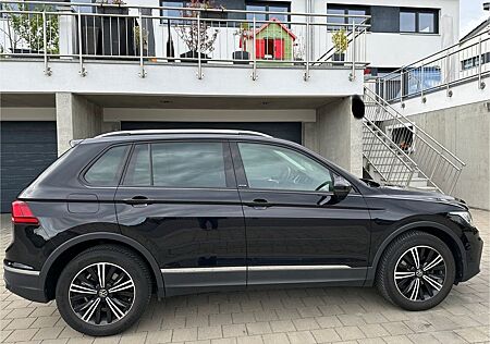 VW Tiguan Volkswagen Active 1.5 TSI : Deep Black Perleffekt