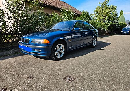 BMW 323i -