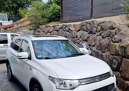 Mitsubishi Outlander 2.0 *Hybrid *AUTOMATIK*Vollleder*AHK*
