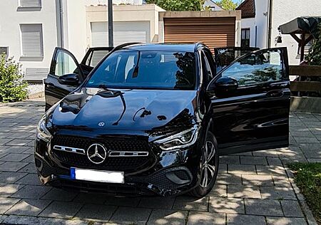Mercedes-Benz GLA 200 DCT -