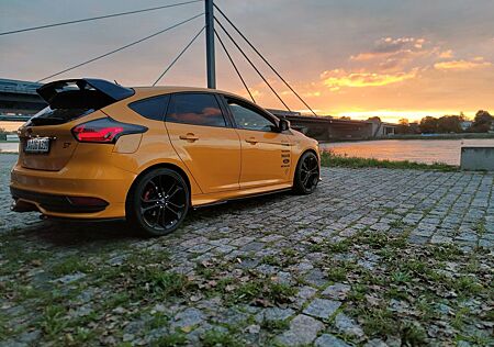 Ford Focus 2,0 EcoBoost ST Leder-Sport-Paket