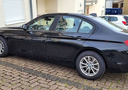 BMW 320i Advantage