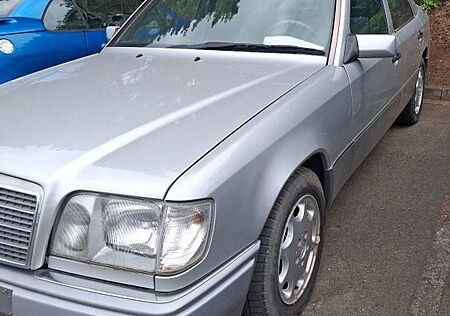 Mercedes-Benz E 280 1. Hand