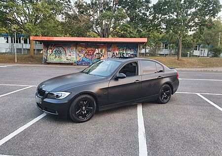 BMW 318 Mattschwarz-Frischer TÜV-Scheckheft-LED-Panorama