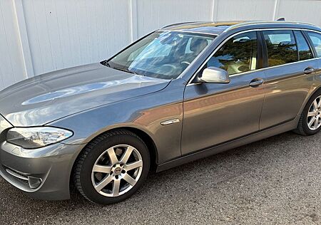 BMW 523i Touring - Leder, AHK, Panoramadach...