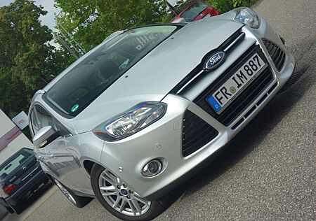 Ford Focus Turnier Titanium Navi Parlenkassistent