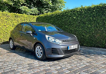 Kia Rio 1.2 Start Checkheft / 1. Hand