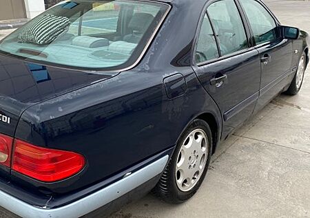 Mercedes-Benz E 220 CDI CLASSIC