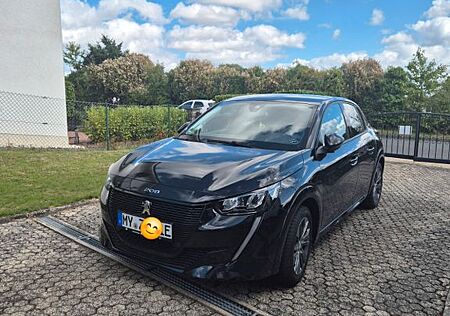 Peugeot e-208 136 Allure+ Top Zustand
