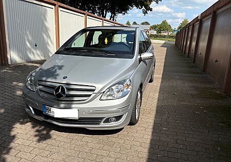 Mercedes-Benz B 150 mit Panorama Dach , AHK , MB Scheckheft