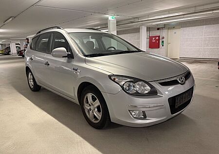 Hyundai i30 CW blue 1.4 Comfort Tüv Neu