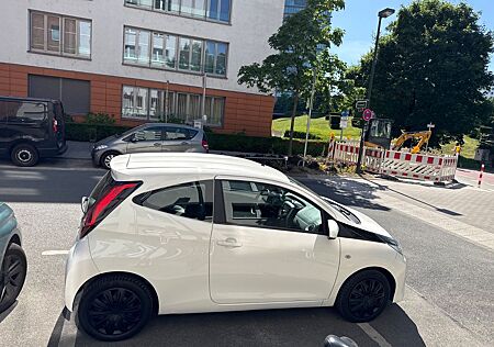 Toyota Aygo (X) Aygo (X) 1,0-l-VVT-i x-play x-play