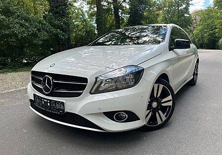 Mercedes-Benz A 180 Style Panorama Teilleder Navi Nightpaket