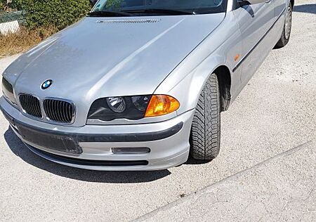 BMW 323i -