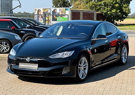 Tesla Model S 60 mit MCU2 CCS Anhängerkupplung