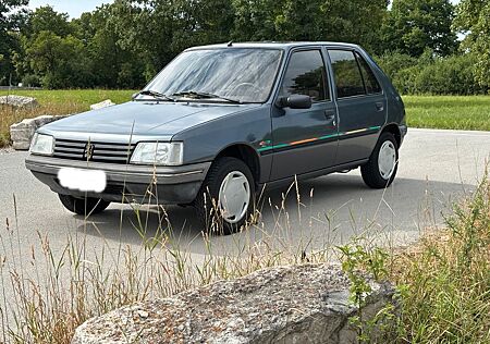 Peugeot 205 Sondermodell Glasdach