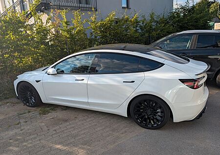 Tesla Model 3 Long Range EAP weiß/weiß 19 Zoll