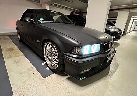 BMW 320i Cabrio (E36) 150 PS, Matt-Schwarz