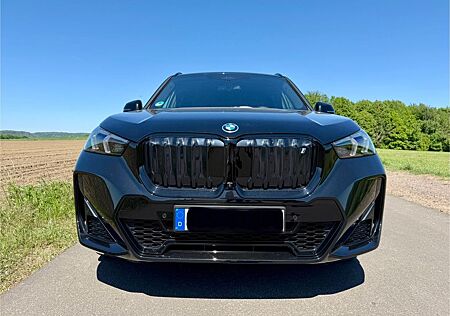 BMW iX1 xDrive30, M-Paket, Head-Up, Werksgarantie