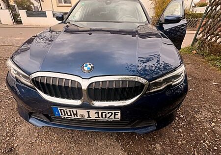 BMW 330e Plug-in-Hybrid Limousine Phytonic Blue Lede