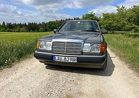 Mercedes-Benz E 260 (W124) in guten Zustand (H-Kennzeichen)