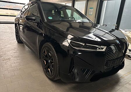 BMW iX xDrive50 Sport SkyDach AHK M-sitze Harman