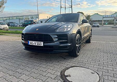 Porsche Macan - -
