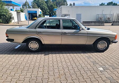 Mercedes-Benz E 230