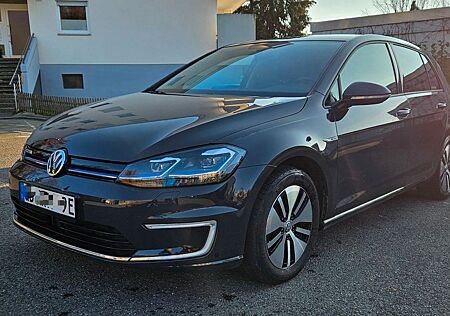 VW Golf Volkswagen E- mit CCS, ACC, Wärmepumpe,.........