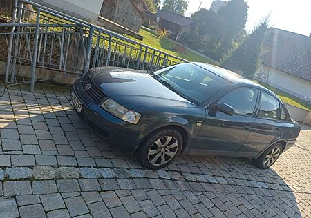 VW Passat gebraucht kaufen VW Passat Volkswagen 1.8 Basis Basis