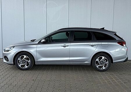 Hyundai i30 gebraucht kaufen Hyundai i30 Kombi Comfort+ 1.5 GDI / Navi PDC V.&H. +...