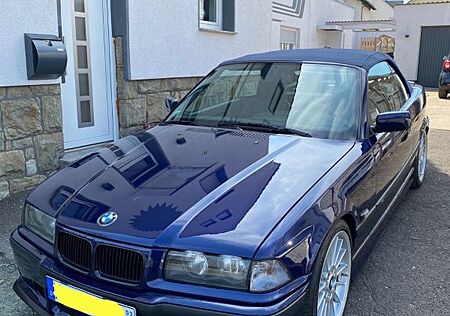 BMW 318i Cabrio / M-Paket / Monterealblau