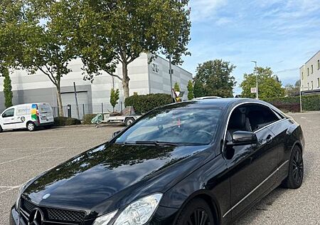Mercedes-Benz E 200 Coupé CGI BlueEFFICIENCY ELEGANC...