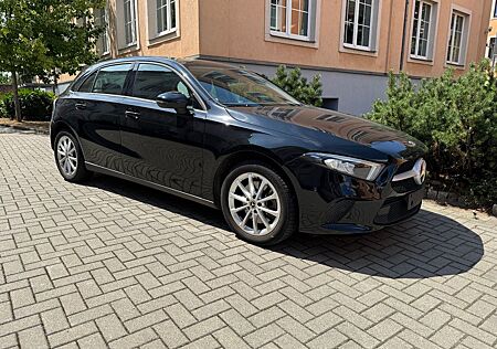 Mercedes-Benz A 250 e Bussines/MBUX/LED