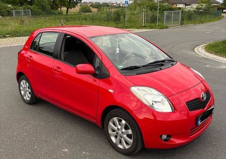 Toyota Yaris 1,0-l-VVT-i Team *8-Fach bereift*