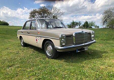 Mercedes-Benz 220