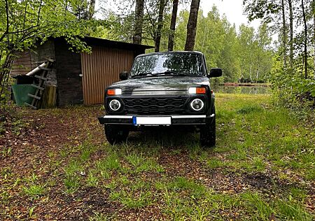 Lada Niva in Flecktarn, Dotz Felgen  viel optimiert