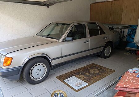 Mercedes-Benz E 230