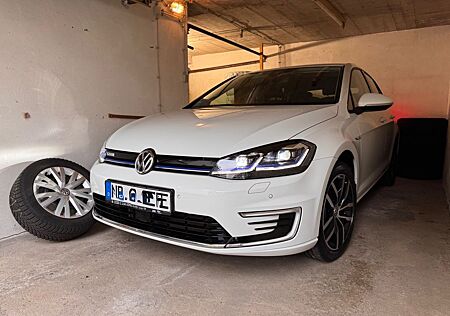 VW Golf Volkswagen E LEDER+LED+CCS+KAMERA+SPUR+NAVI+SHEIZ