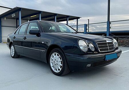 Mercedes-Benz 220 Diesel, 78 Tkm, aus Familienbesitz, W210