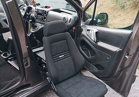 Peugeot Partner behindertengerecht mit Schwenksitz