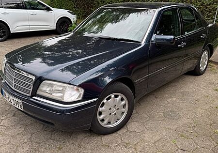 Mercedes-Benz 220