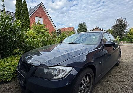 BMW 320i - (E90)