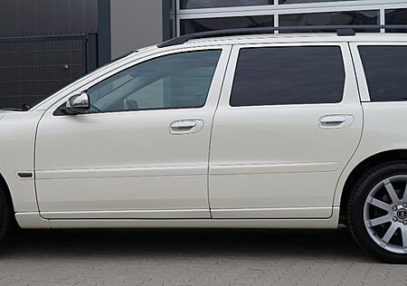 Volvo V70 "Pearl White Edition"